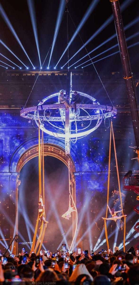 Célébration nocturne avec des lumières, devant l'arc de triomphe, jeux olympiques