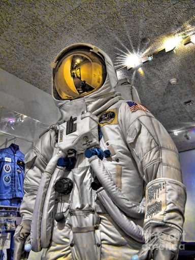Astronaute en combinaison spatiale, exposé dans un musée futuriste.