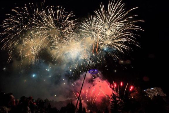 Feux d'artifice éclatants illuminant le ciel nocturne avec des couleurs vives.