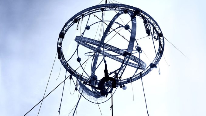 Structure circulaire suspendue, équipée de câbles et éléments technologiques.