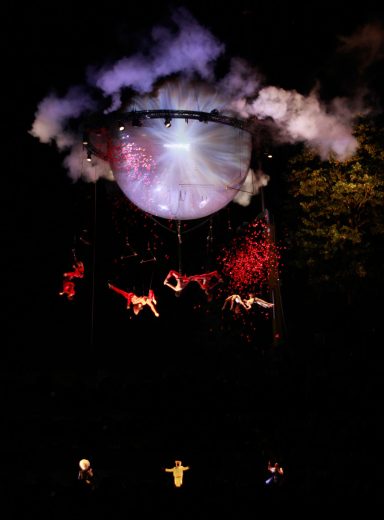 Représentation lumineuse avec un globe et des silhouettes d'animaux colorées en arrière-plan.