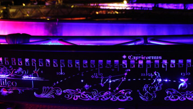 Clavier rétroéclairé avec motifs artistiques et lumières colorées.