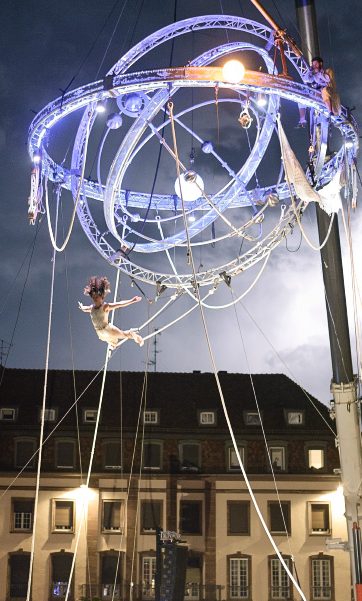 Installation artistique lumineuse avec un dragon blanc, projection video monumentale suspendu et corde volante