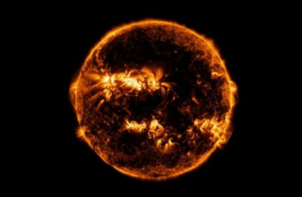 Soleil brillant avec des éruptions solaires et des détails à la surface.
