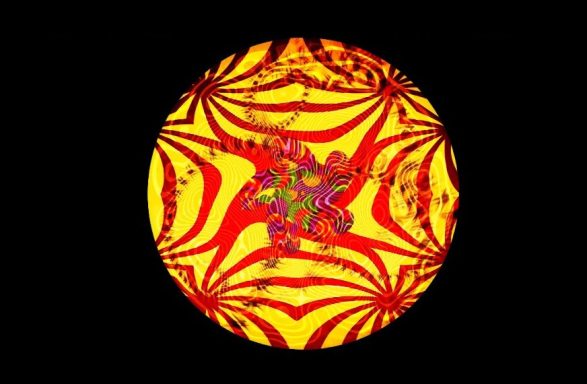 Boule décorée de motifs rouges et jaunes sur fond noir.