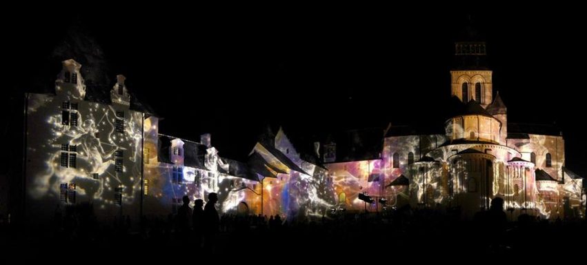 Illumination artistique d'une vieille forteresse avec des couleurs vives sur les murs.